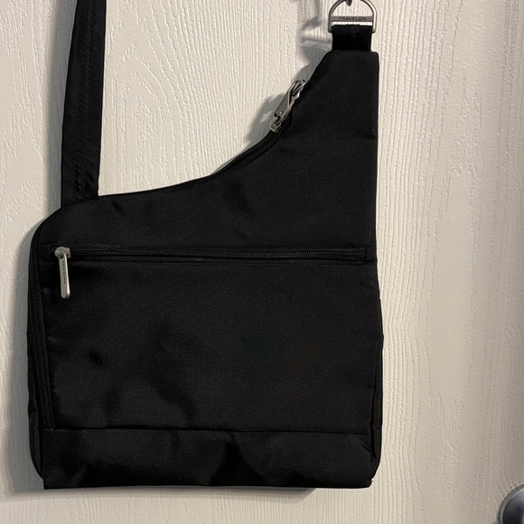 Travelon Anti-theft Classic Black Crossbody Bag - Picture 7 of 15